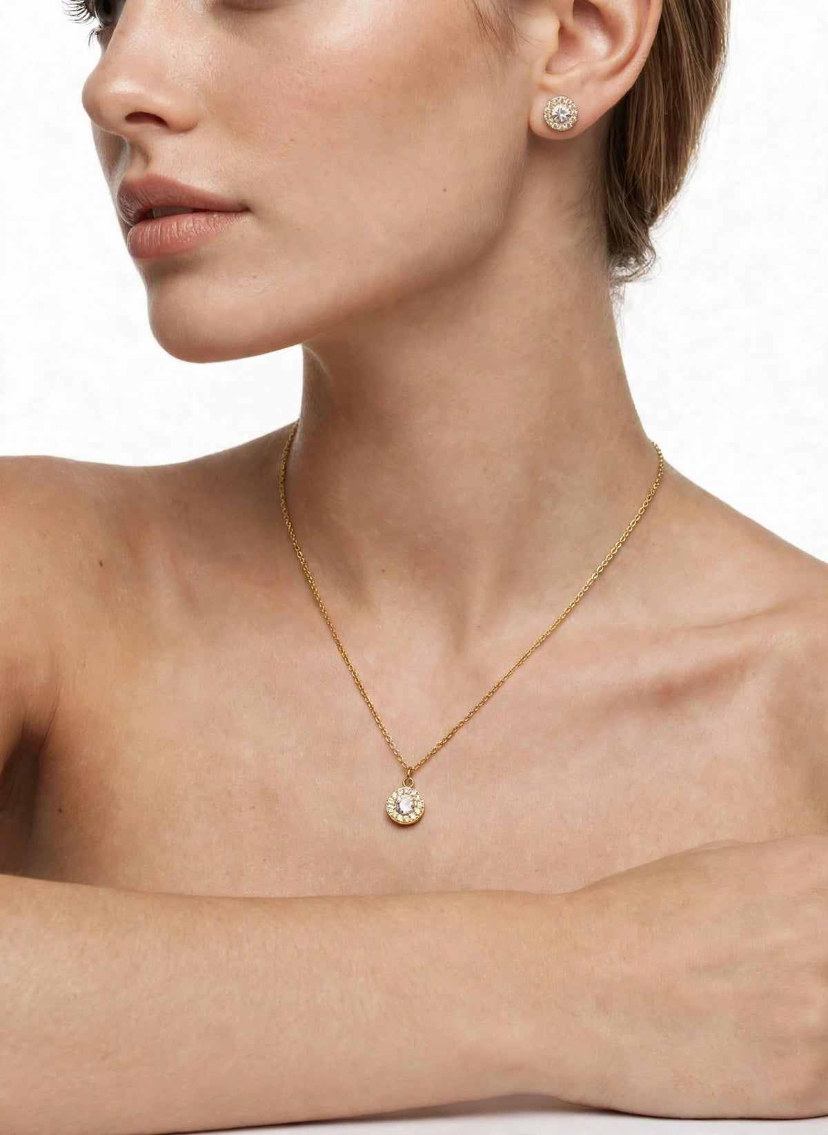 Pavo Halo Pendant & Gold Necklace